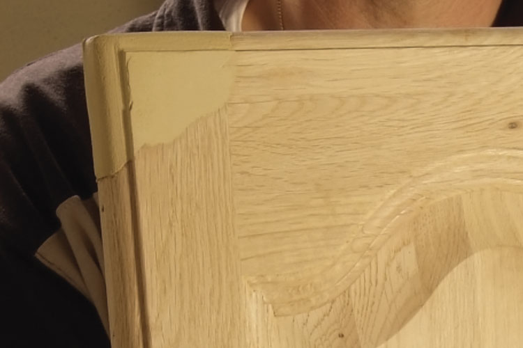 Comment réparer un angle de porte en bois ?