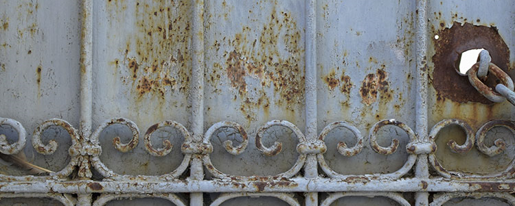 Comment boucher un trou dans un mur en pierre? 